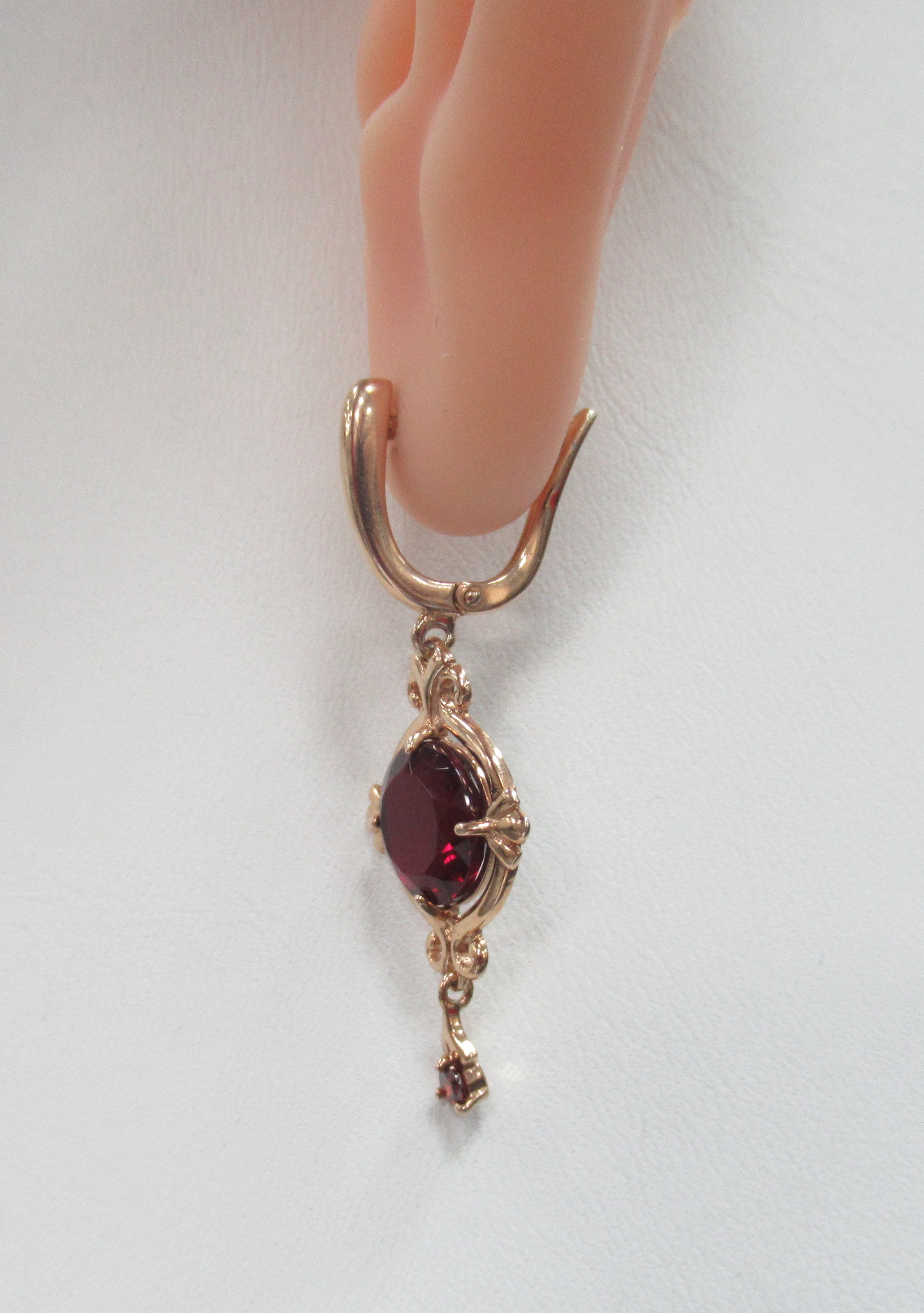 Серебряные серьги 925 пробы; вставки 2 Пл. Кварц цв.гранат; 2 Куб. Цирконий красн.;